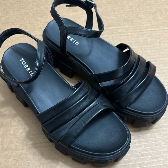 Torrid Multi Band Heeled Chunky Platform Sandal Black Womens Size 8.5 WW NWOT - Picture 2 of 11